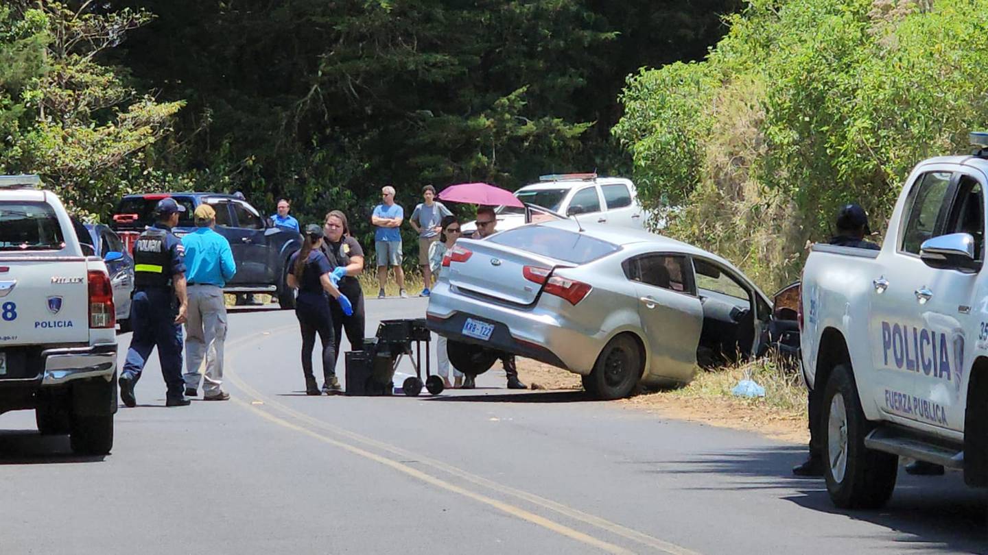 En la huida los delincuentes perdieron el control del carro y eso facilitó su captura minutos después por parte de la Fuerza Pública. Foto: Francisco Barrantes