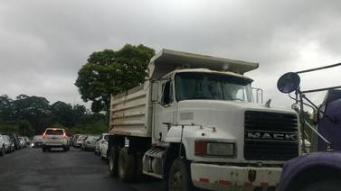 Tres custodios detenidos por millonario robo a camión remesero en Guápiles