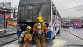 Autobús con 20 personas se incendia en San José