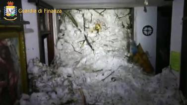 Avalancha de nieve sepulta hotel en Italia y se teme por la vida de 30 personas