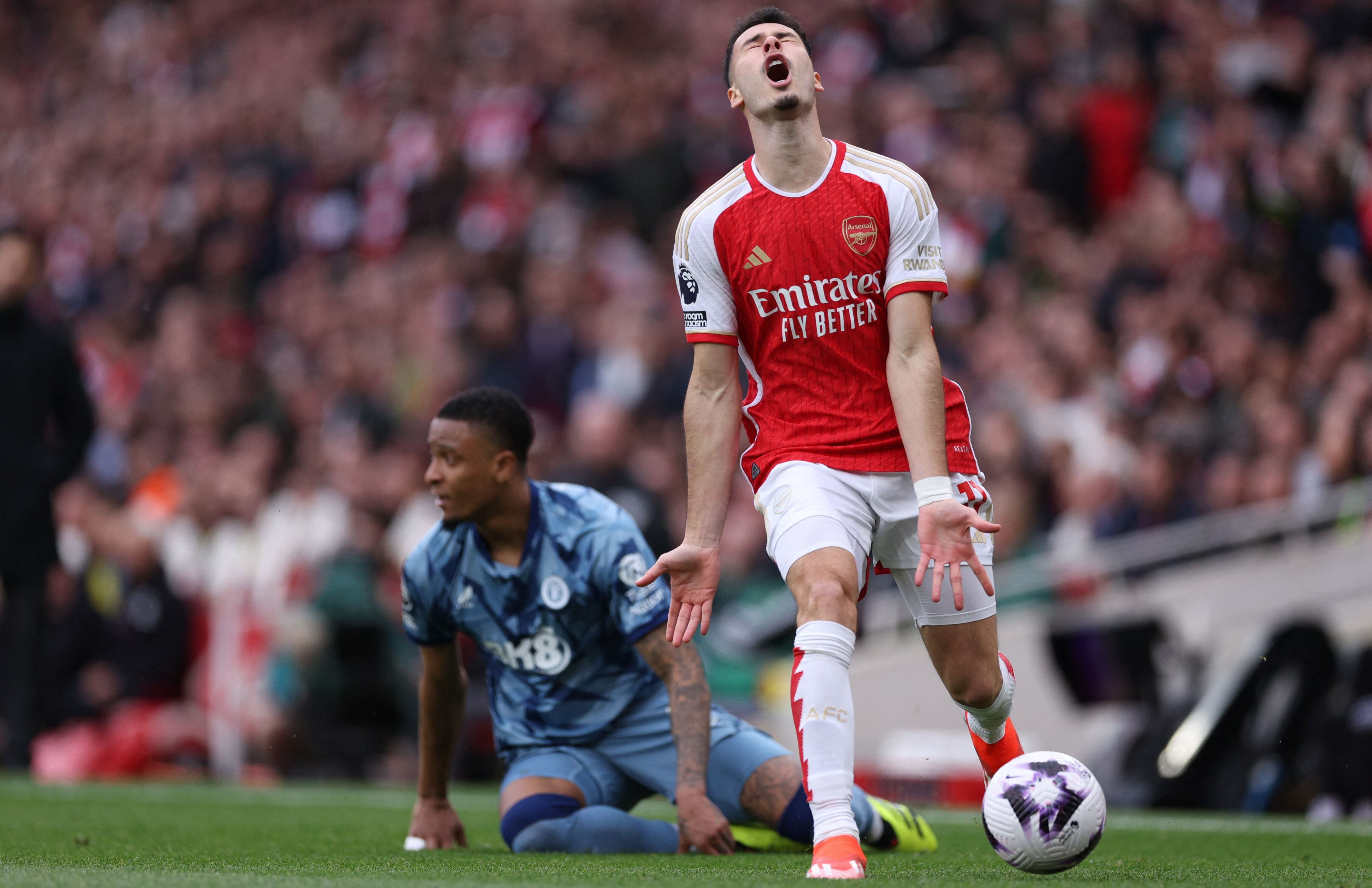 El jugador del Arsenal, Gabriel Martinelli, dejó ver toda su frustración, tras la derrota de su equipo ante el Aston VIlla.