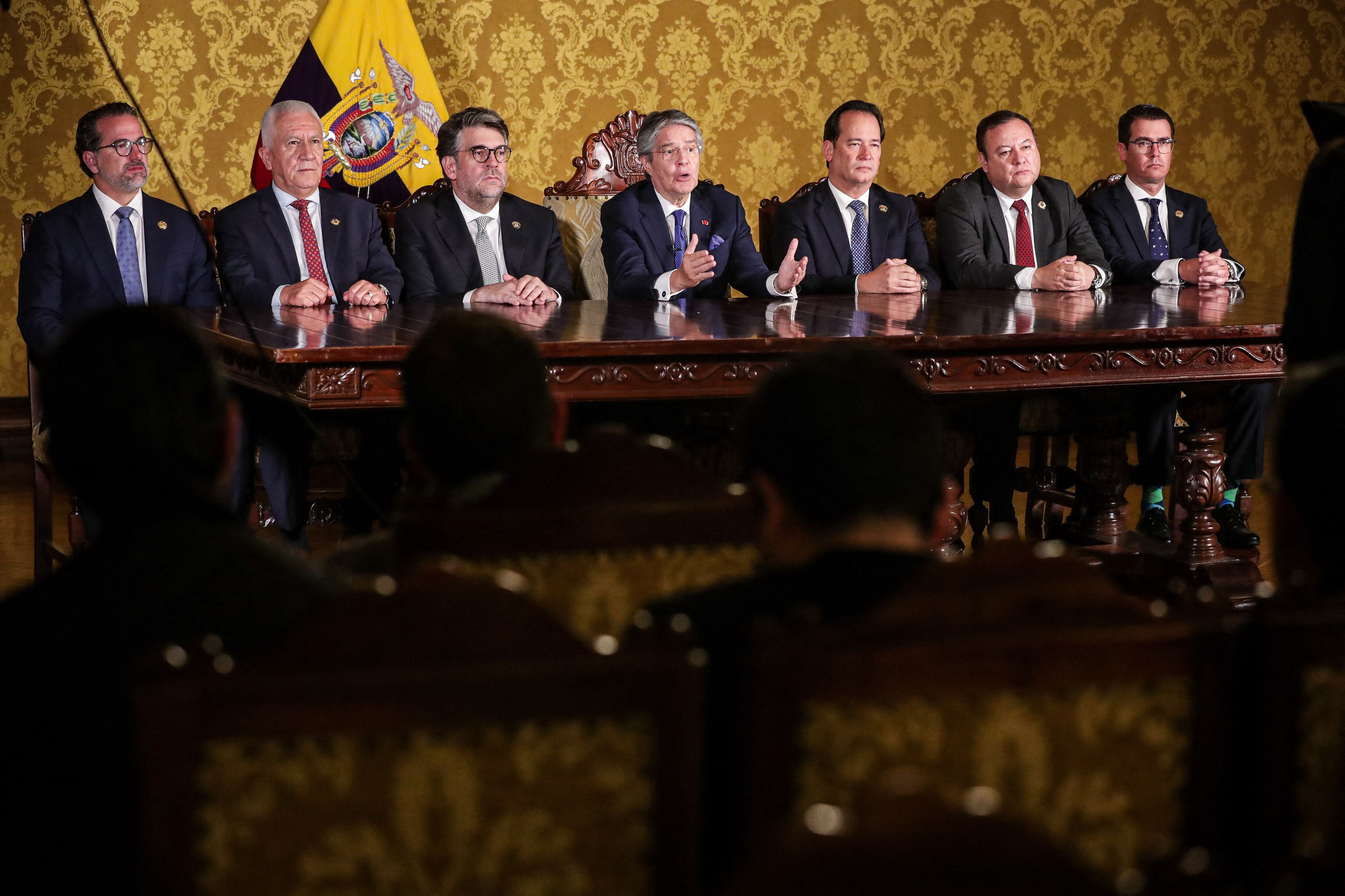 El presidente ecuatoriano Guillermo Lasso (centro) emitió un decreto, el pasado miércoles, para disolver la Asamblea Nacional. Foto: