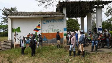 Campesinos en Colombia desafían ‘ultimátum’ del gobierno para desalojar haciendas ocupadas