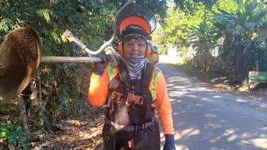 Janneth Morales le perdió el miedo a la motoguadaña y hoy mantiene limpias las calles de Orotina