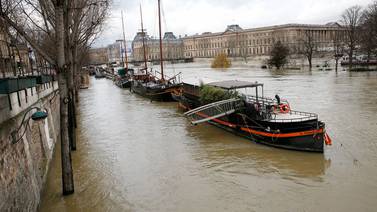 Río Sena sube casi 6 metros y pone en aprietos a París