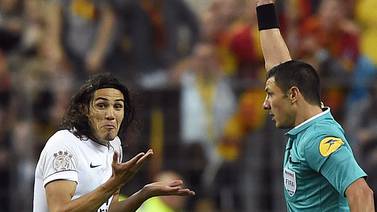 Edinson Cavani recibió una polémica tarjeta roja tras marcar en la victoria del PSG