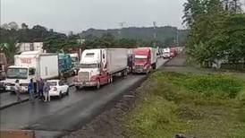 Transportistas esperaron hasta cinco horas para entrar a megapuerto de Moín