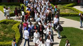 Cien médicos cubanos llegan a Honduras entre críticas y bienvenidas
