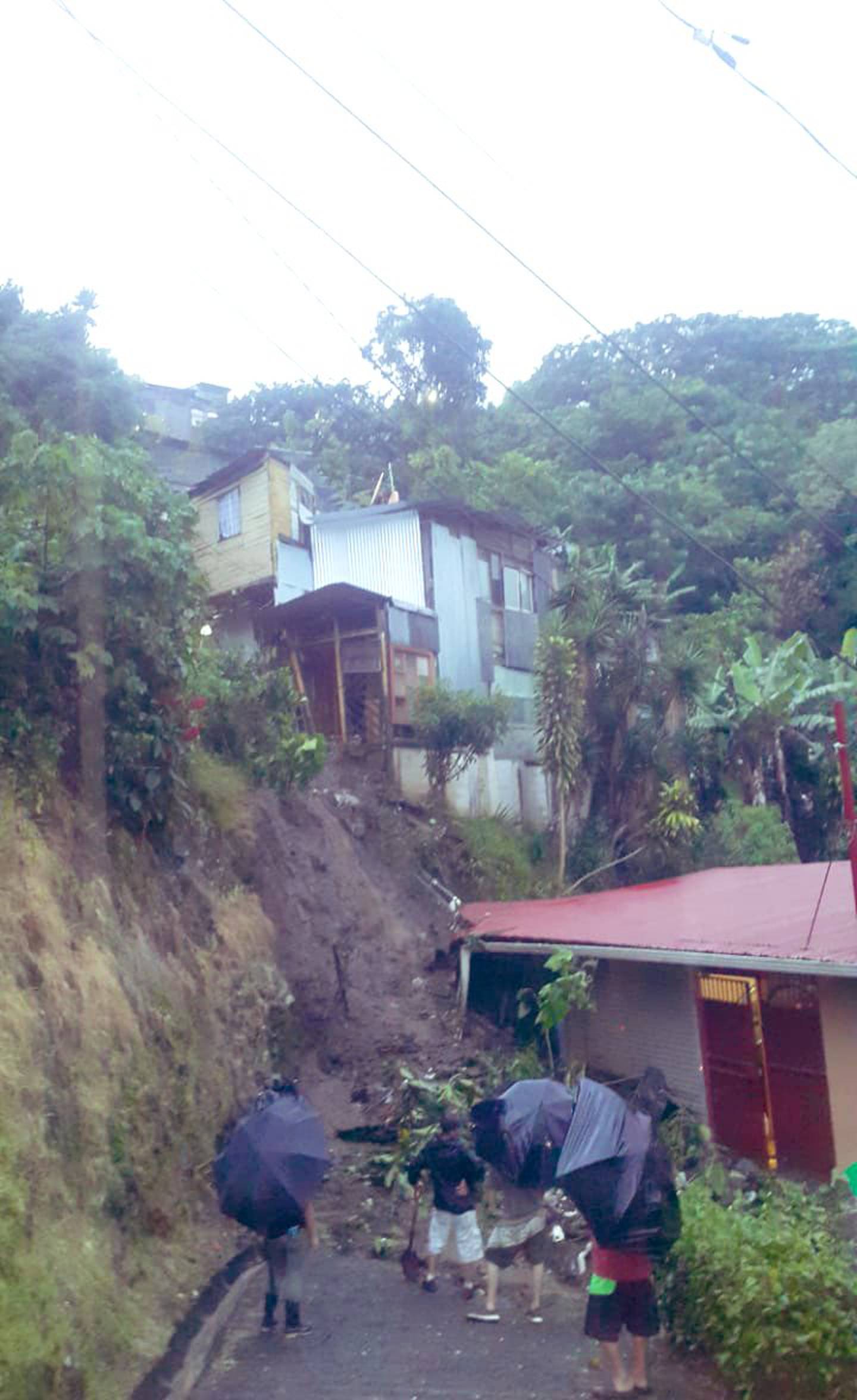 Varias casas en La Isla de Moravia están en riesgo, luego de un deslizamiento ocurrido la tarde del domingo , que obligó a evacuar. Foto: Cortesía.