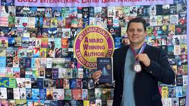 Escritor costarricense David Cruz gana el prestigioso premio Latino Book Award