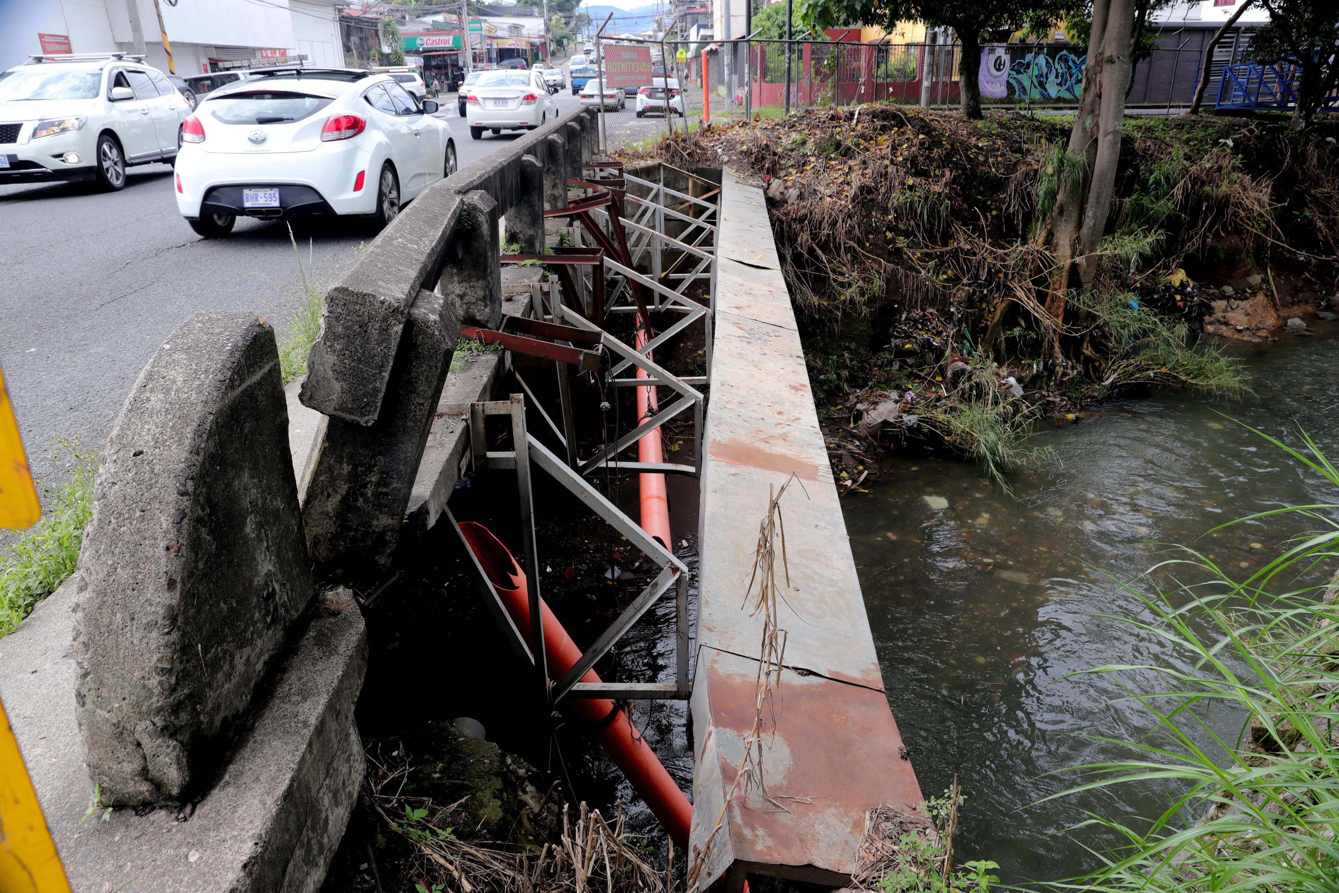 El puentes sobre el río María Aguilar, San Francisco de Dos Ríos, San José estaba en condición alarmante. Imagen captada en noviembre pasado.  Foto Alonso Tenorio