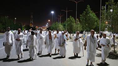 Miles de fieles  inician su camino     hacia La Meca