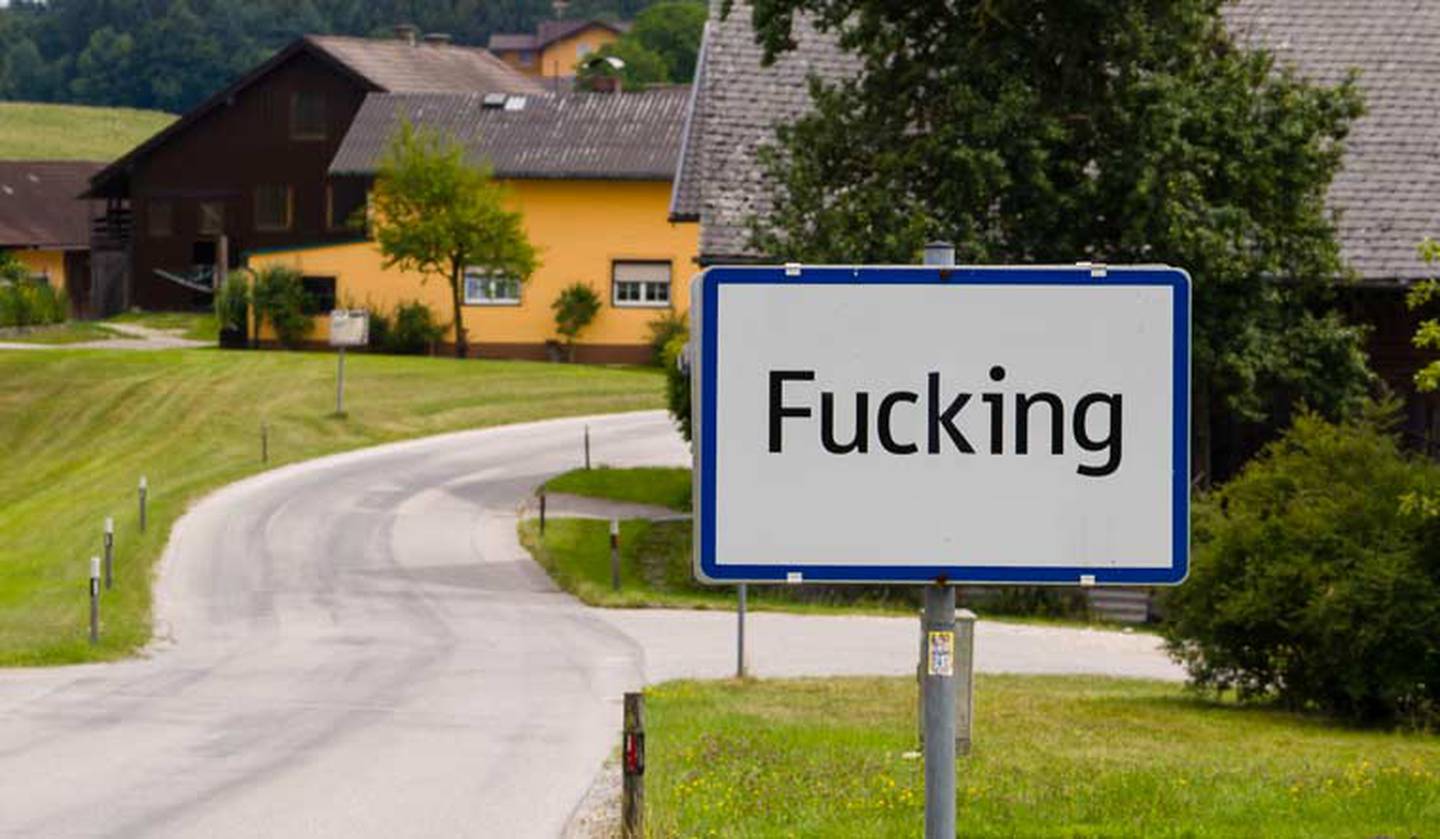 Los habitantes de la localidad austriaca de Fucking decidieron cambiarle el nombre por ‘Fugging’, con la esperanza de así escapar del interés invasivo de los usuarios de Internet, informó este jueves el ayuntamiento.