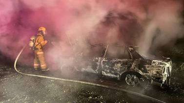Cuerpo de hombre aparece dentro de carro quemado en Laurel de Corredores