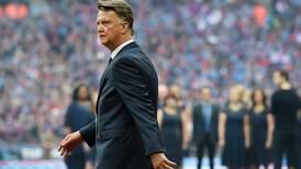 Manchester United hace oficial la destitución de Louis Van Gaal 