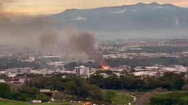 Incendio afectó 1.000 m² de bodega en la Uruca