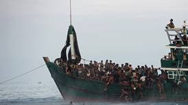 Sudeste asiático desampara  a emigrantes en el océano