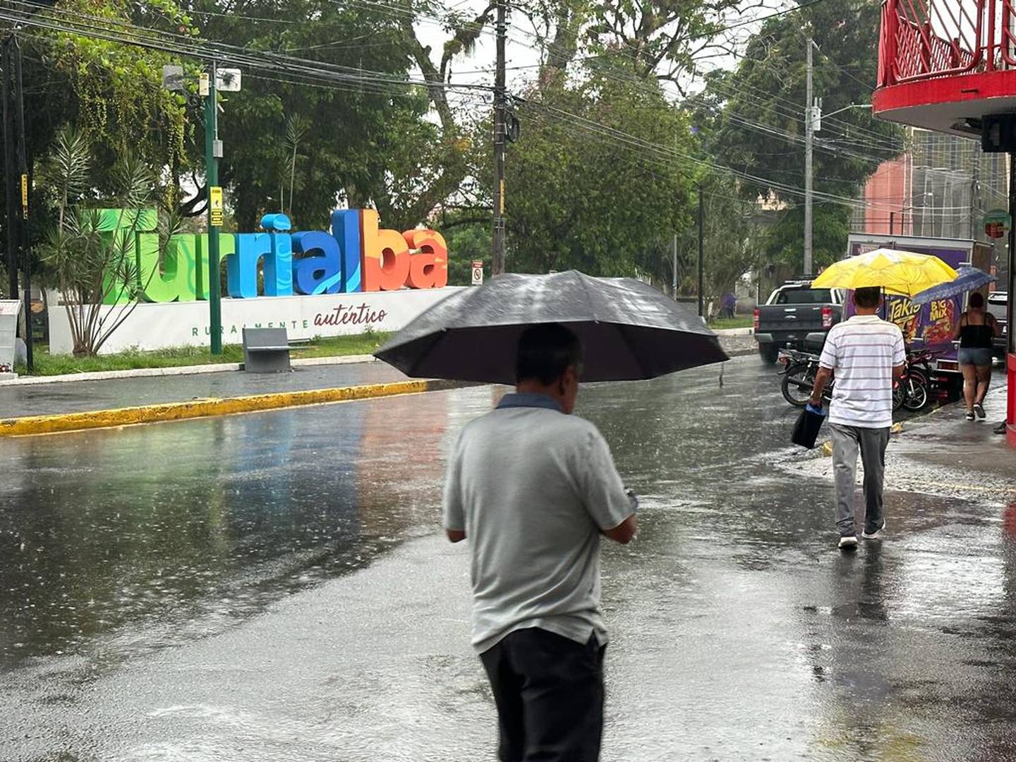 Este lunes en la tarde llovía de forma moderada en el centro de Turrialba. El IMN prevé que el jueves y viernes  se intensifiquen las lluvias en el país por el paso de una onda tropical. Foto: Rafael Pacheco G.