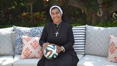 La monja futbolera y dos sacerdotes se unen en el programa mundialista 'Juego Limpio'