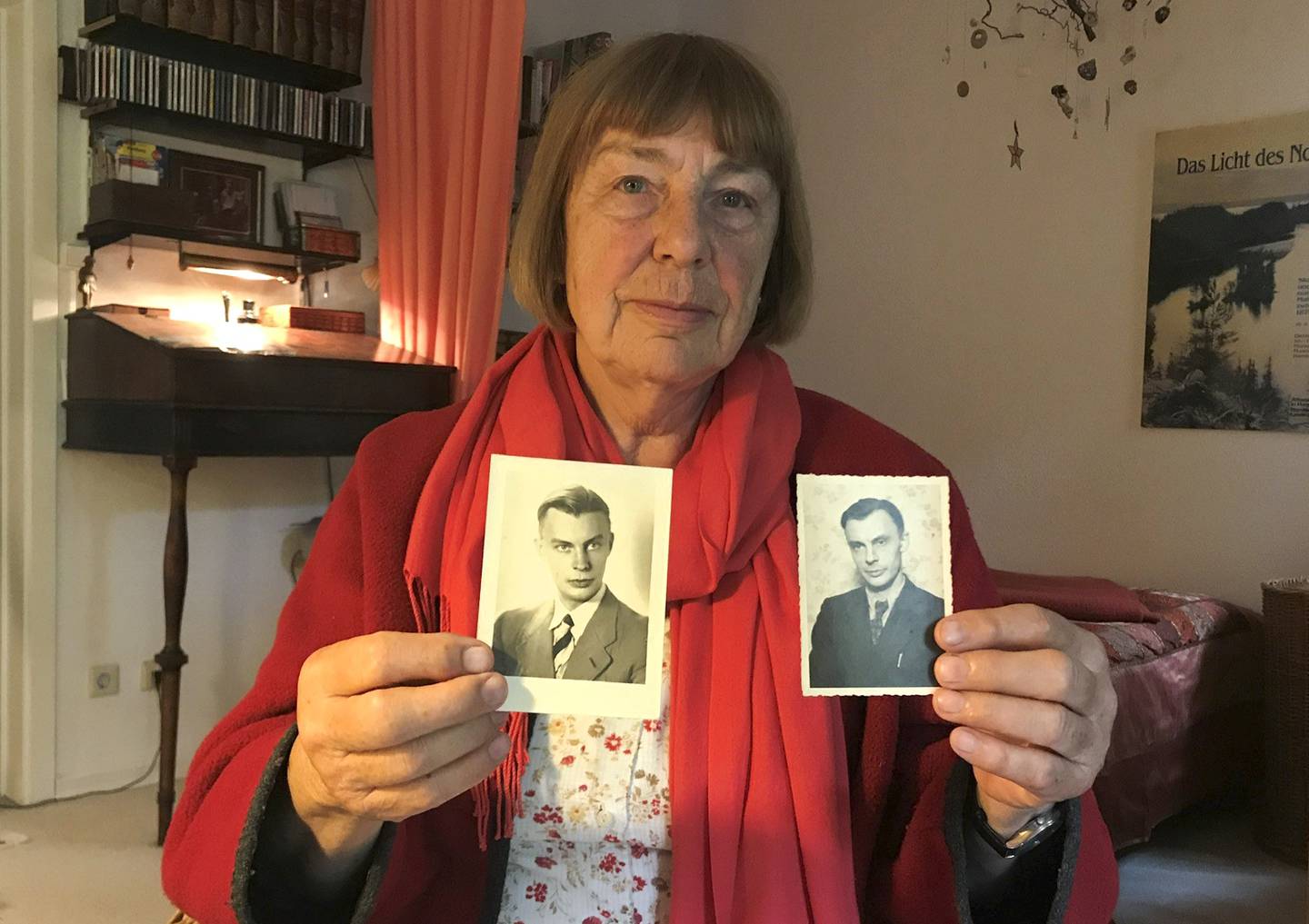 Barbara Brix con una foto de su padre, Peter Kroeger.