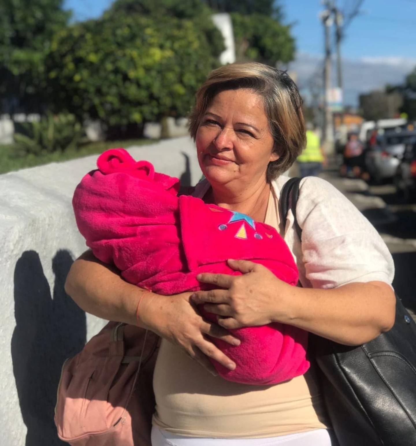 Magaly Montero carga feliz a su nietita, que nación  a las 32 semanas de gestación. Foto: Keyna Calderón