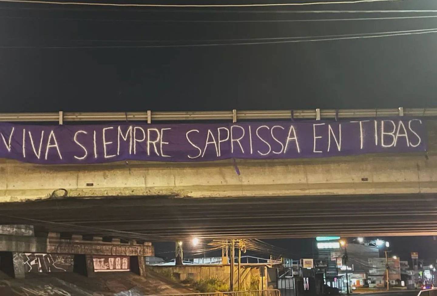 Aficionados de Saprissa colgaron una manta en uno de los principales puentes de Tibás. Las fanáticos se pronunciaron en contra de un nuevo estadio lejos de donde está hoy en día la Cueva.