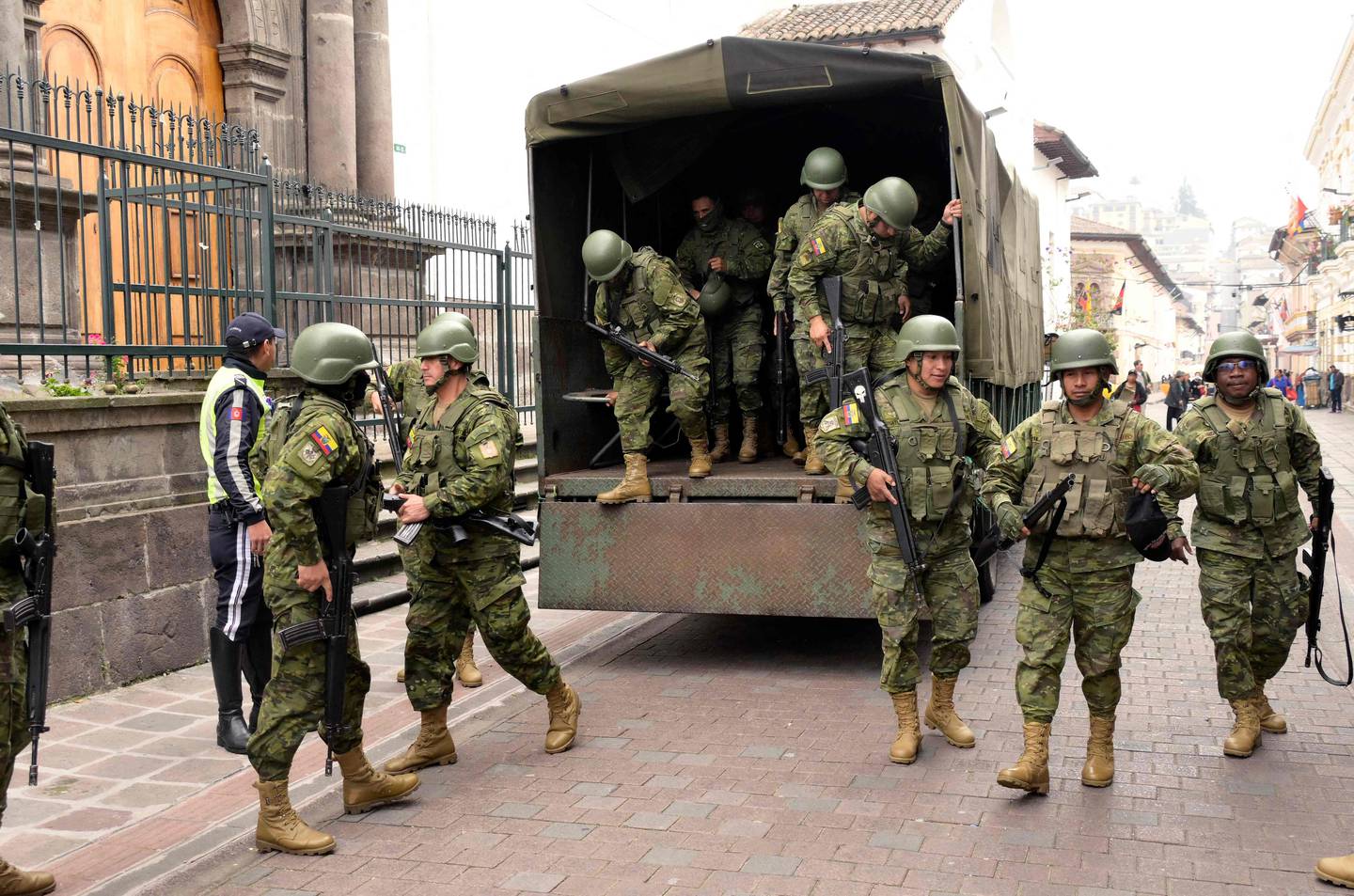 Los soldados están desplegados en el centro de Quito desde este martes, un día después de que el presidente ecuatoriano, Daniel Noboa, declarara el estado de emergencia tras la fuga de prisión de un peligroso jefe narco. Al menos cuatro agentes de policía fueron secuestrados en Ecuador.