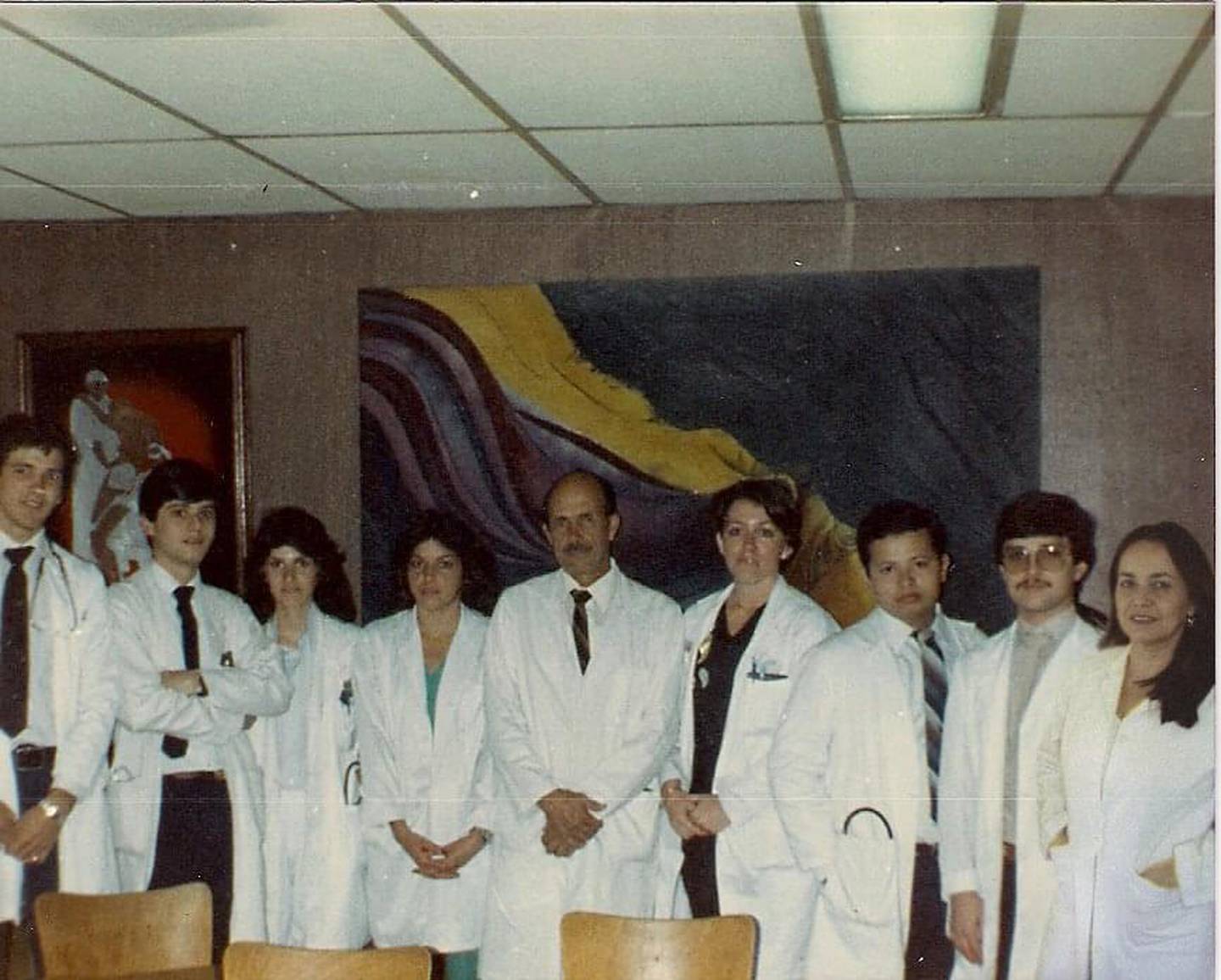 Dr. Carlos Jiménez Herrera de interno en Hospital México. Exclusiva LN