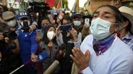 Líder indígena cuida votos clave para ir a segunda ronda de elecciones presidenciales en Ecuador