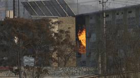 Al menos 25 muertos por explosión y ataque a complejo gubernamental en Afganistán