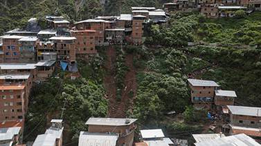 Hallan cuerpo de un hombre y una menor bajo los escombros tras alud en Andes peruanos