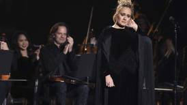 Adele sufre nuevo traspié en los Grammy durante tributo a George Michael
