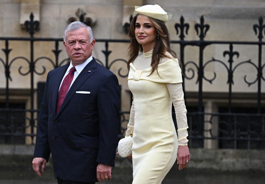 De un color similar, la reina Rania de Jordania asistió con su esposo, el rey Abdullah II, a la ceremonia. Su vestido color blanco marfil de maga larga y detalle a los hombros combinó perfectamente con el sombrero tipo pillbox y cartera de textura.