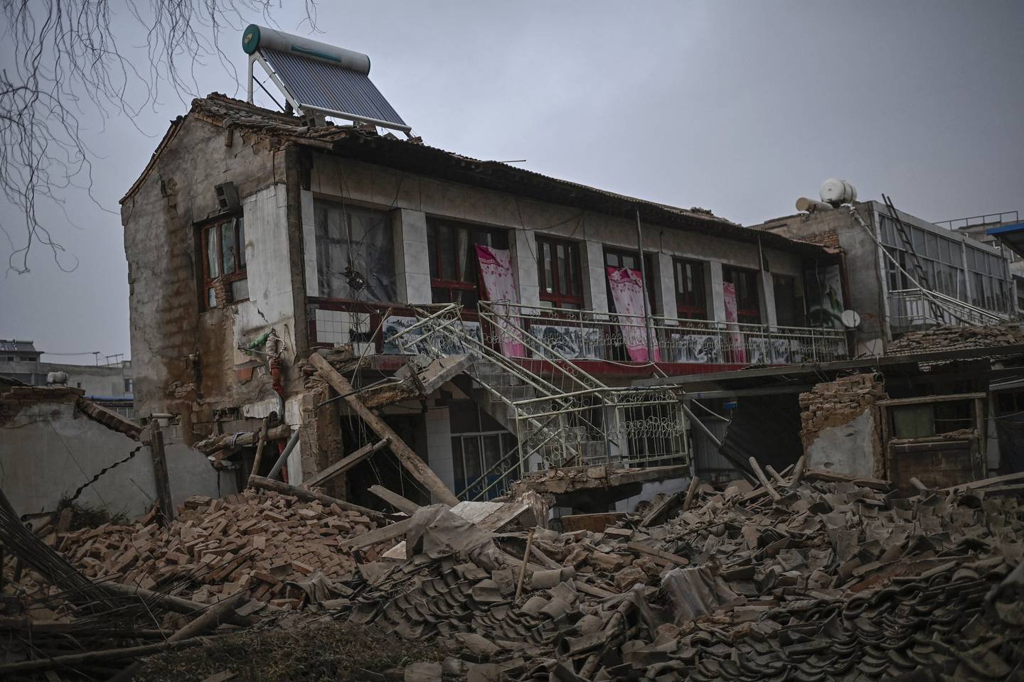 Un potente terremoto en la provincia de Gansu, noroeste de China, dejó al menos 127 muertos y centenares de heridos, con más de 155,000 edificios dañados, según informes oficiales.