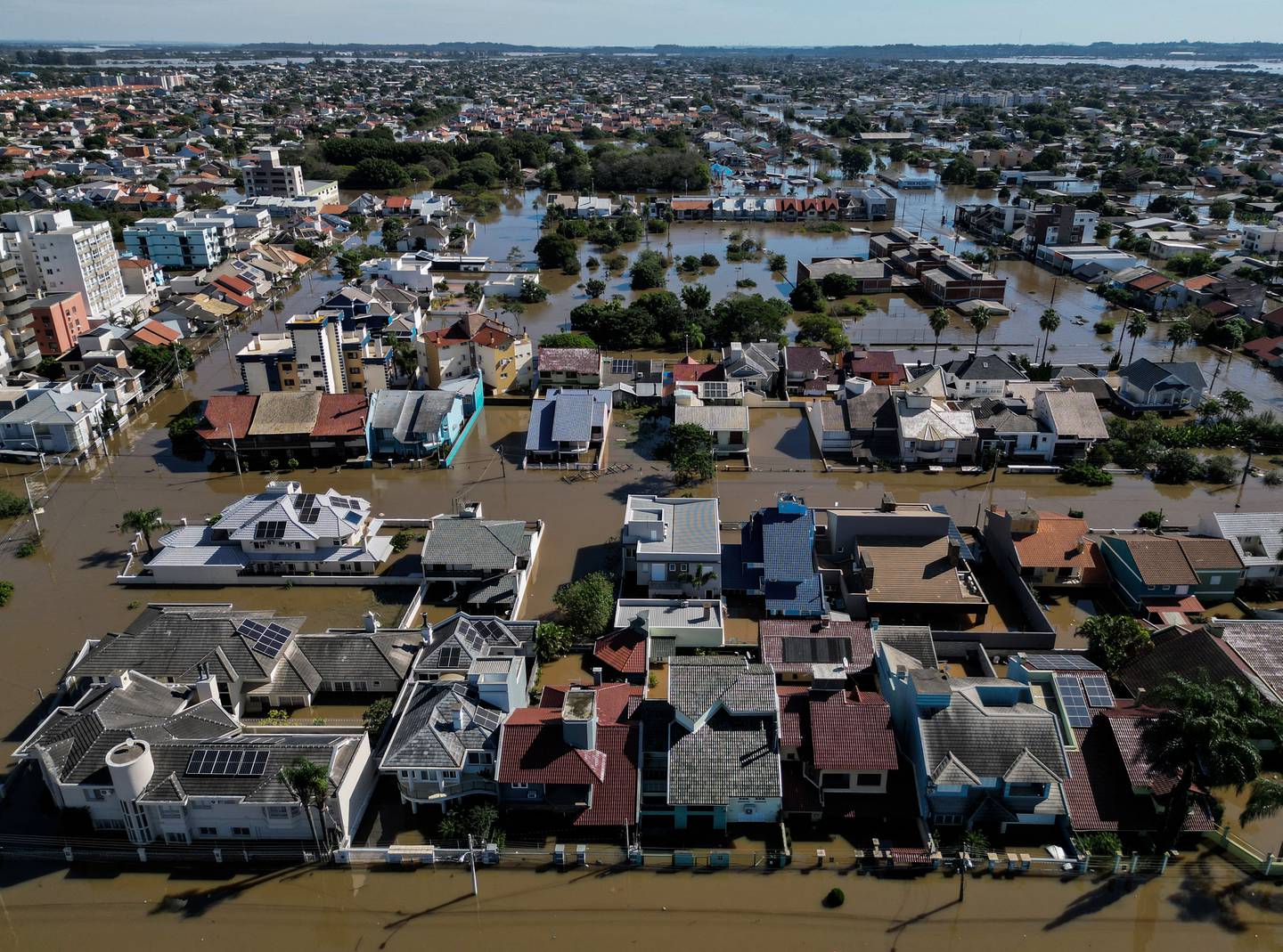 Vista aérea de una zona inundada de Canoas, un municipio al norte de Porto Alegre, Brasil, después de que lluvias torrenciales devastaran partes del estado sureño de Rio Grande do Sul.