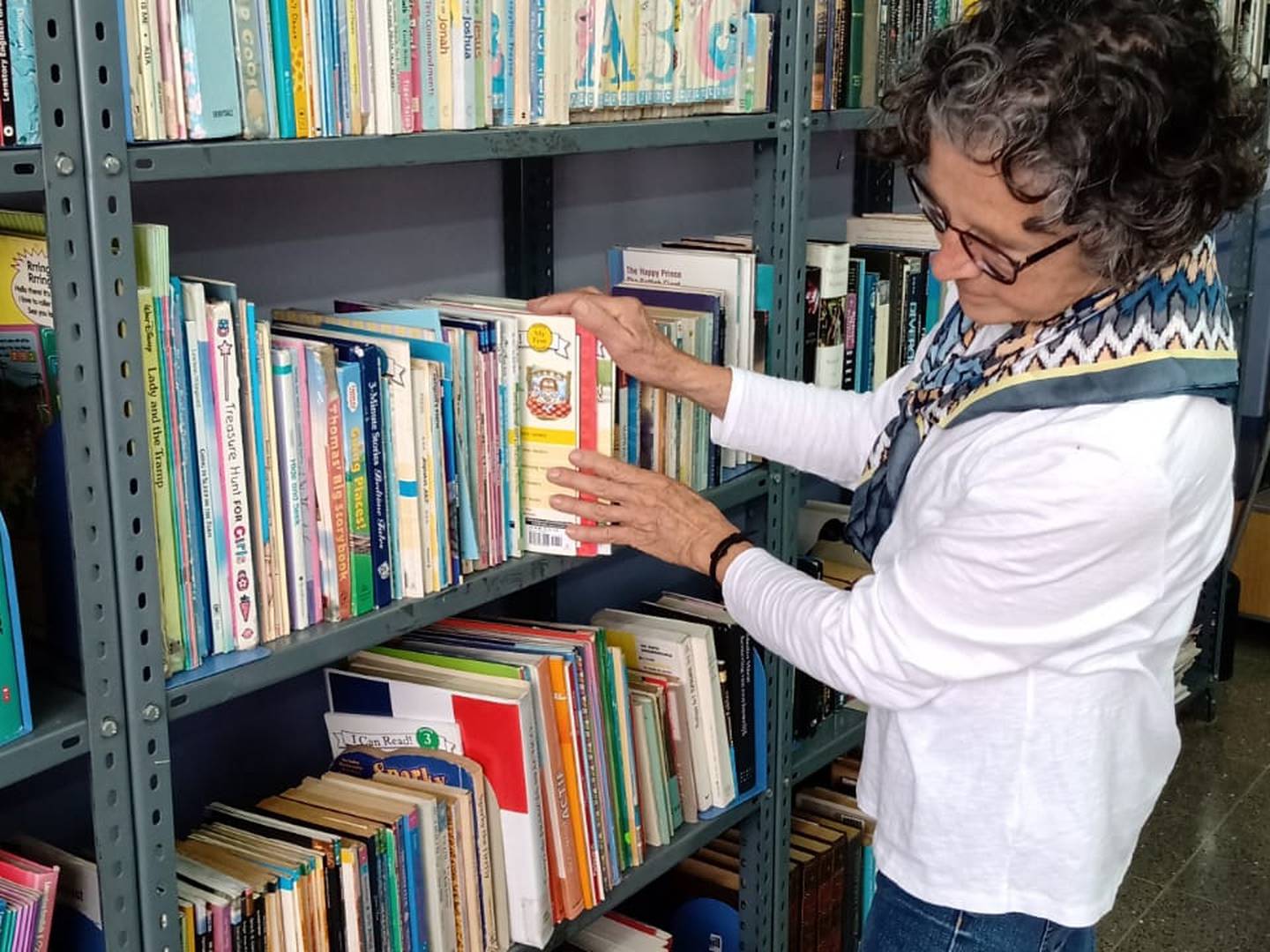 Voluntarios. Soledad Naranjo, voluntaria Ageco en biblioteca.