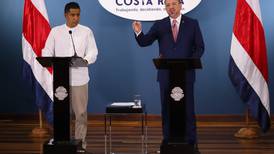 Presidente firma ley que equipara impuestos a extranjeros que compren bonos internos de Costa Rica