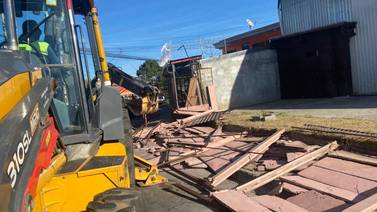 Municipalidad de Alajuelita derriba tapia de iglesia de diputado fabricista por falta de permisos