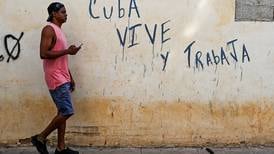 Cuba pide a conductores de autos estatales llevar pasajeros ante crisis de transporte