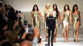 Las supermodelos de los 90 se reunieron en desfile sorpresa de Donatella Versace