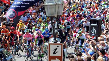 Andrey Amador responde en la media montaña y sube siete puestos en el Giro