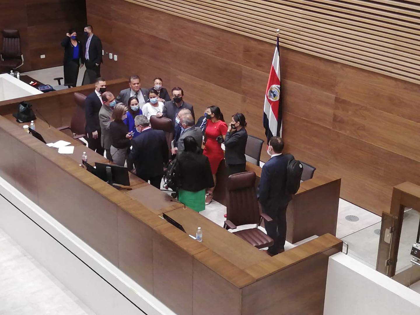 Los diputados quienes llegaron tarde al plenario le reclamaron al liberacionista Jorge Fonseca, presidente en ejercicio de la Asamblea Legislativa. Foto: Aarón Sequeira.