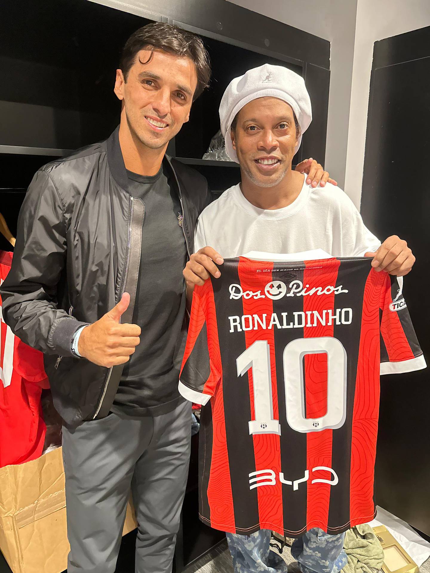 Bryan Ruiz jugó junto a Ronaldinho en el partido de leyendas de Conmebol y le dio la camisa de Liga Deportiva Alajuelense como obsequio.