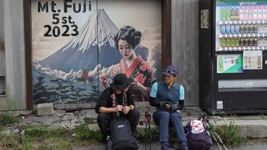 Turismo masivo hace erupción en el monte Fuji de Japón
