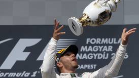 Lewis Hamilton doblega a Nico Rosberg y es el nuevo líder de la F1