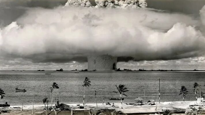 El Atolón Bikini, escenario de pruebas nucleares hechas por el ser humano que dejó una contaminación radiactiva persistente, por lo que actualmente sigue inhabitada.