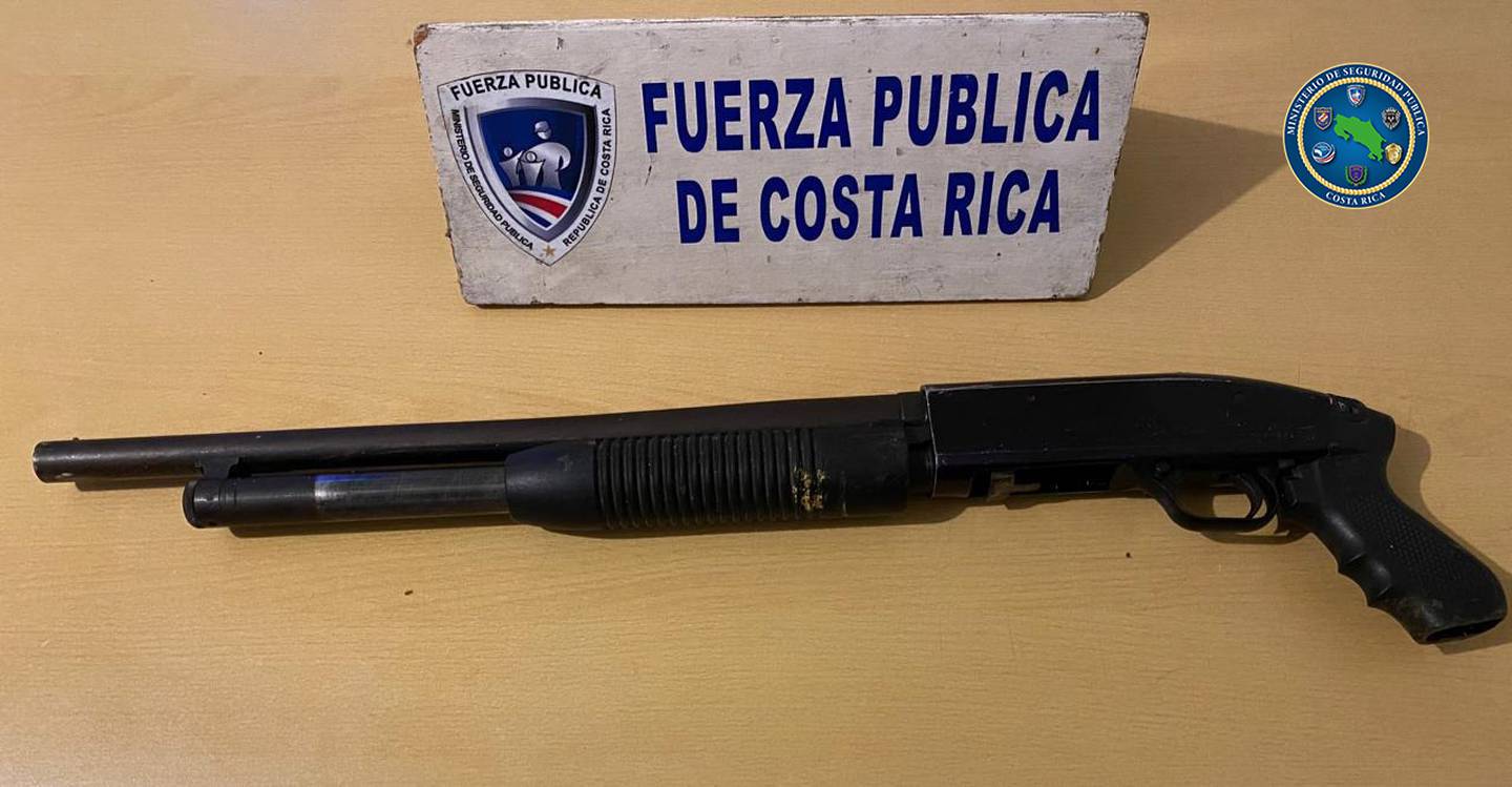 Esta escopeta fue decomisada en La Carpio, luego de que uno de los pistoleros la lanzara a un predio mientras intentaba escapar a pie. Foto: Cortesía MSP.