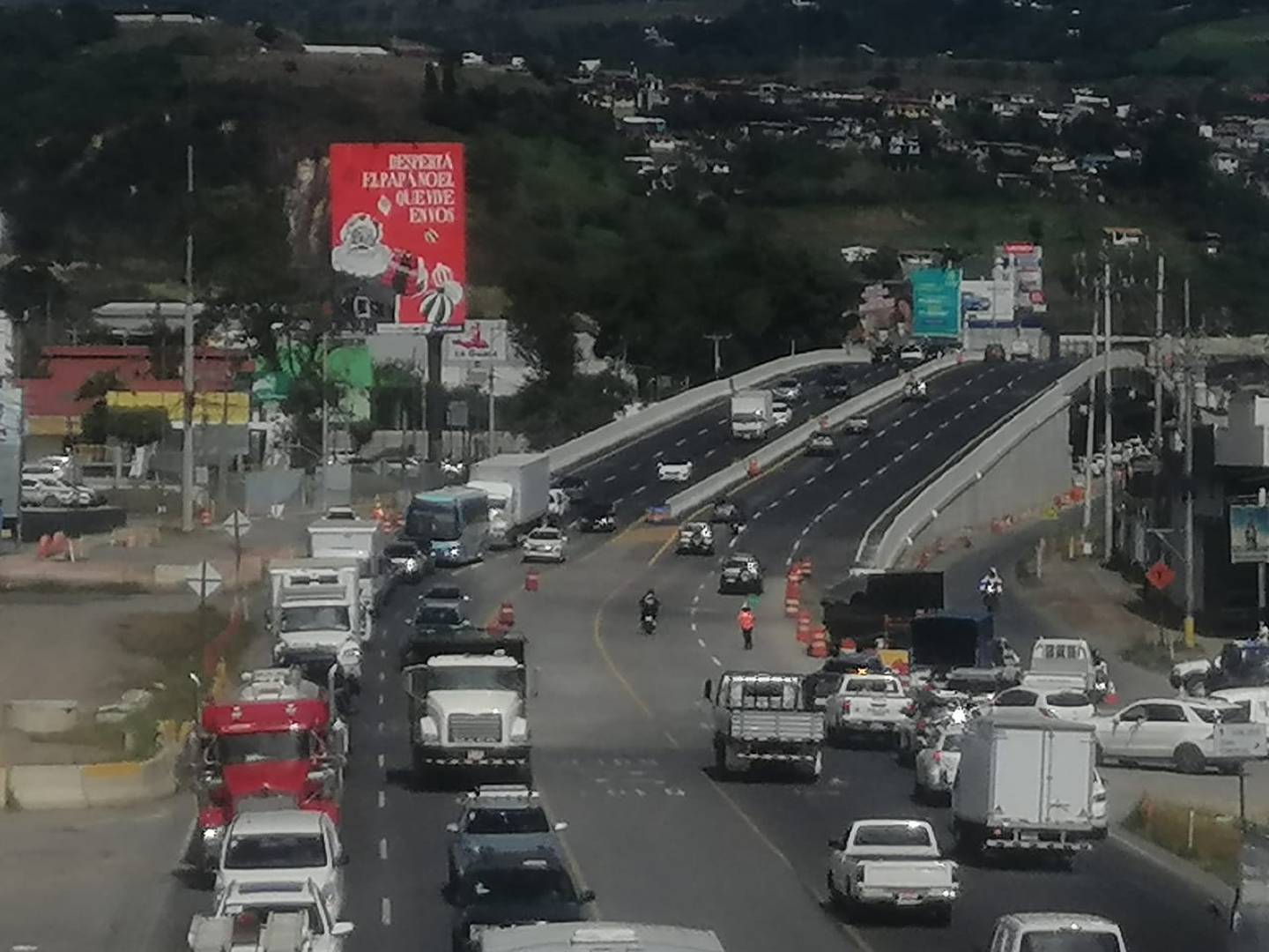 el presidente Rodrigo Chaves y el ministro de Obras Públicas y Transportes, Luis Amador, abrieron el tránsito vehicular sobre el nuevo paso a desnivel, en el sector de Avenida 23, en Cartago, obra que forma parte del megaproyecto Taras-La Lima.