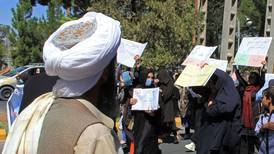 Talibanes cerca de formar gobierno en Afganistán en medio de inusual protesta de mujeres