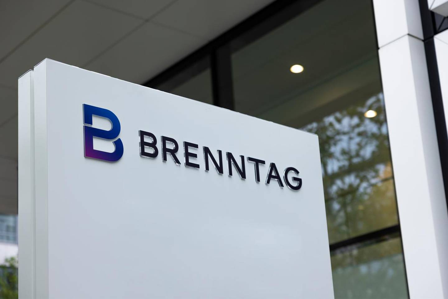 La compañía multinacional de origen alemán, Brenntag, opera una red de más de 600 centros distribuidos en 72 países. Este 1° de marzo anunciaron la apertura de su centro de servicios en Belén de Heredia